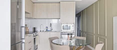 Cafetera y tetera, refrigerador, microondas y horno