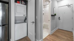 Una cocina moderna con un refrigerador de acero inoxidable, un horno empotrado y un microondas.