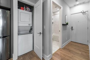 Eine moderne Küche mit einem Edelstahl-Kühlschrank, einem Einbauofen und einer Mikrowelle.