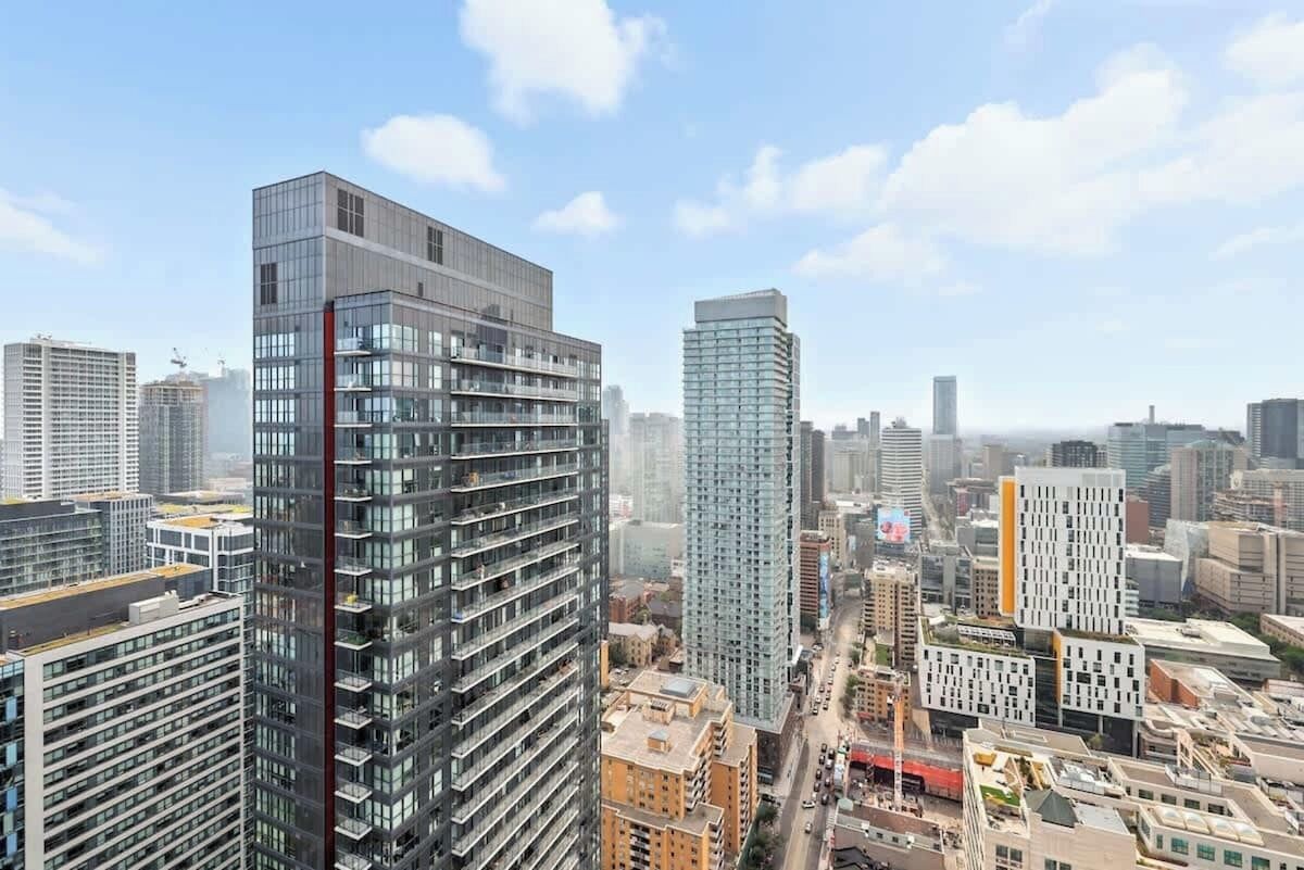 Un immeuble de grande hauteur, doté de nombreux étages et d’une architecture moderne.