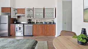 Wasserkocher mit Kaffee-/Teezubehör, Kühlschrank, Mikrowelle, Ofen