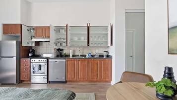 Coffee/tea maker, fridge, microwave, oven