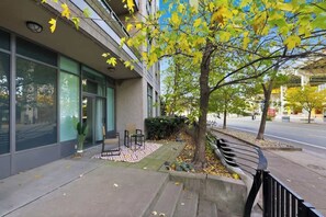 Terrace/patio - Cozy City Studio Near Budweiser & BMO Stadium! (Toronto)