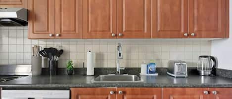 Coffee/tea maker, fridge, microwave, oven