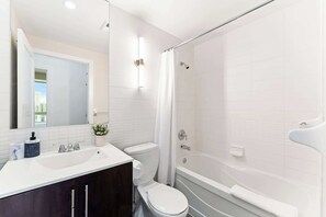 Ein modernes Badezimmer mit Waschbecken, Toilette und Badewanne.
