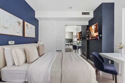 Sleek Studio Steps from Entertainment District