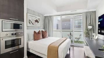 Iron/ironing board, WiFi, bed sheets