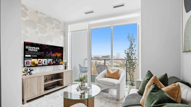 TV - Chic 2BR Urban High-Rise Scenic City Views (Toronto)