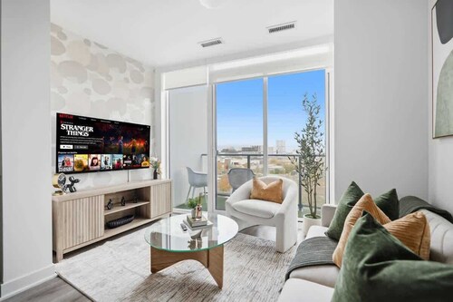 Chic 2BR Urban High-Rise Scenic City Views