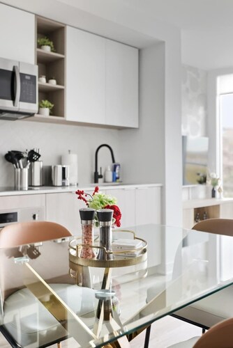 Chic 2BR Urban High-Rise Scenic City Views