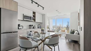 Coffee/tea maker, fridge, microwave, oven - Chic 2BR Urban High-Rise Scenic City Views (Toronto)