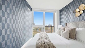 Iron/ironing board, WiFi, bed sheets - Chic 2BR Urban High-Rise Scenic City Views (Toronto)