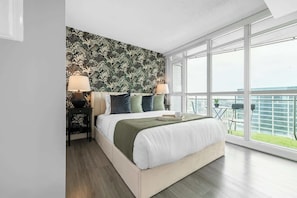 Iron/ironing board, WiFi, bed sheets - Spacious Downtown Suite + Den | Rogers Centre Views (Toronto)