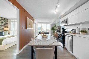 Coffee/tea maker, fridge, microwave, oven - Spacious Downtown Suite + Den | Rogers Centre Views (Toronto)