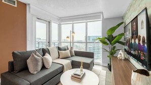 Unclassified image, 4 of 31, button - Spacious Downtown Suite + Den | Rogers Centre Views (Toronto)