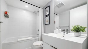 Unclassified image, 3 of 31, button - Spacious Downtown Suite + Den | Rogers Centre Views (Toronto)