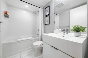 Shower, hair dryer, shampoo - Spacious Downtown Suite + Den | Rogers Centre Views (Toronto)