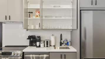 Coffee/tea maker, fridge, microwave, oven