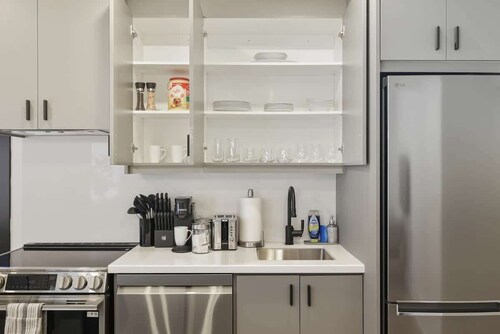 Elegant 2BR Retreat, Sleek Design & Comfort