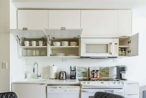 Private kitchen - 3BR/2BA City Views + Free Parking | Parking Available (Toronto)