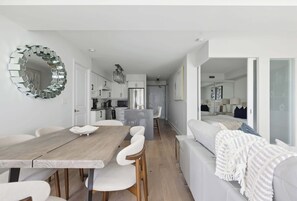 Eine moderne Küche mit weißen Schränken und einem Edelstahlkühlschrank.