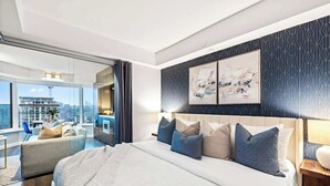 Une chambre d’hôtel moderne avec un grand lit, une vue sur la ville et un balcon.