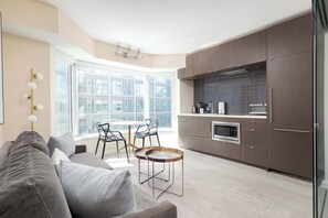 Living area - Designer 4 Seasons Luxury Bldg of Yorkville! (Toronto)