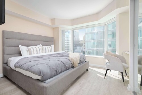 Designer 4 Seasons Luxury Bldg of Yorkville!