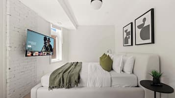 Tabla de planchar con plancha, wifi y ropa de cama