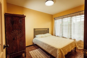 4 bedrooms, iron/ironing board, WiFi, bed sheets - Beautiful 4-bedroom teak house in soothing San Rafael perfect for big groups (San Rafael)