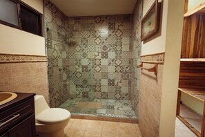 Shower, towels, soap, toilet paper - Beautiful 4-bedroom teak house in soothing San Rafael perfect for big groups (San Rafael)