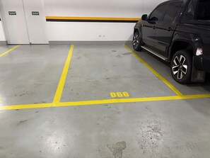 A parking garage with a vehicle parked in a spot marked with the number 066. - Ravello Elegance Center Foz do Iguaçu (Foz do Iguaçu)