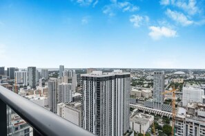 A high-rise building with a modern design, surrounded by other high-rise buildings and a clear blue sky. - 5004 - Penthouse 1BR with Incredible City Views and Pool in Miami (Miami Beach)
