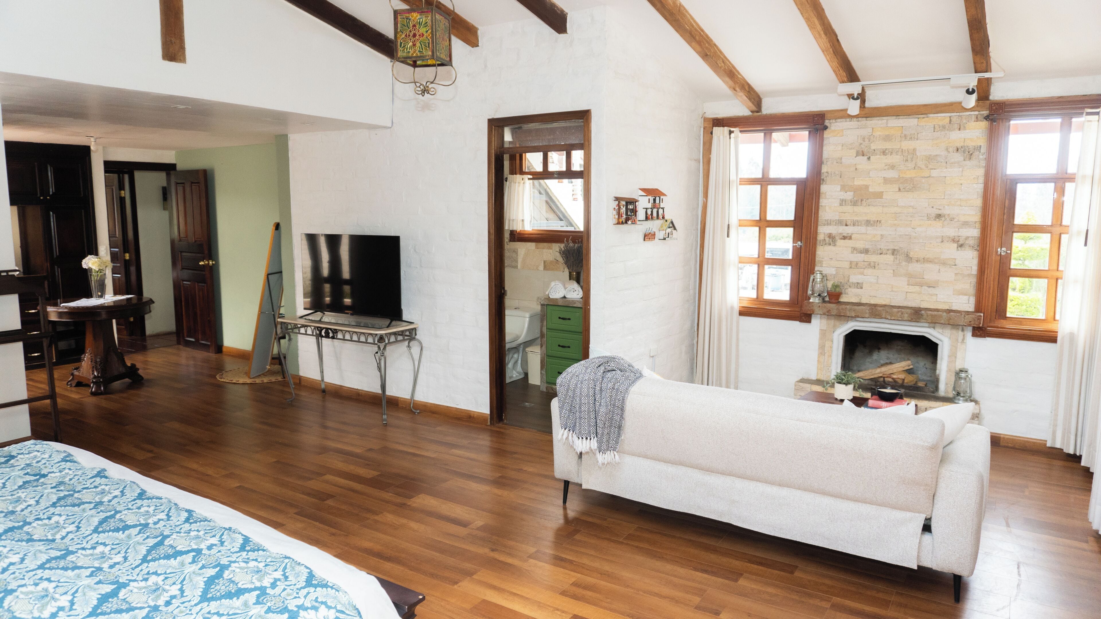 Tabla de planchar con plancha, wifi y ropa de cama 