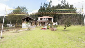 A house with a fenced yard, a fountain, and a small garden. - Vacation Home 10 minutes from Ambato, 40 minutes from Baños de Agua Santa (Ambato)