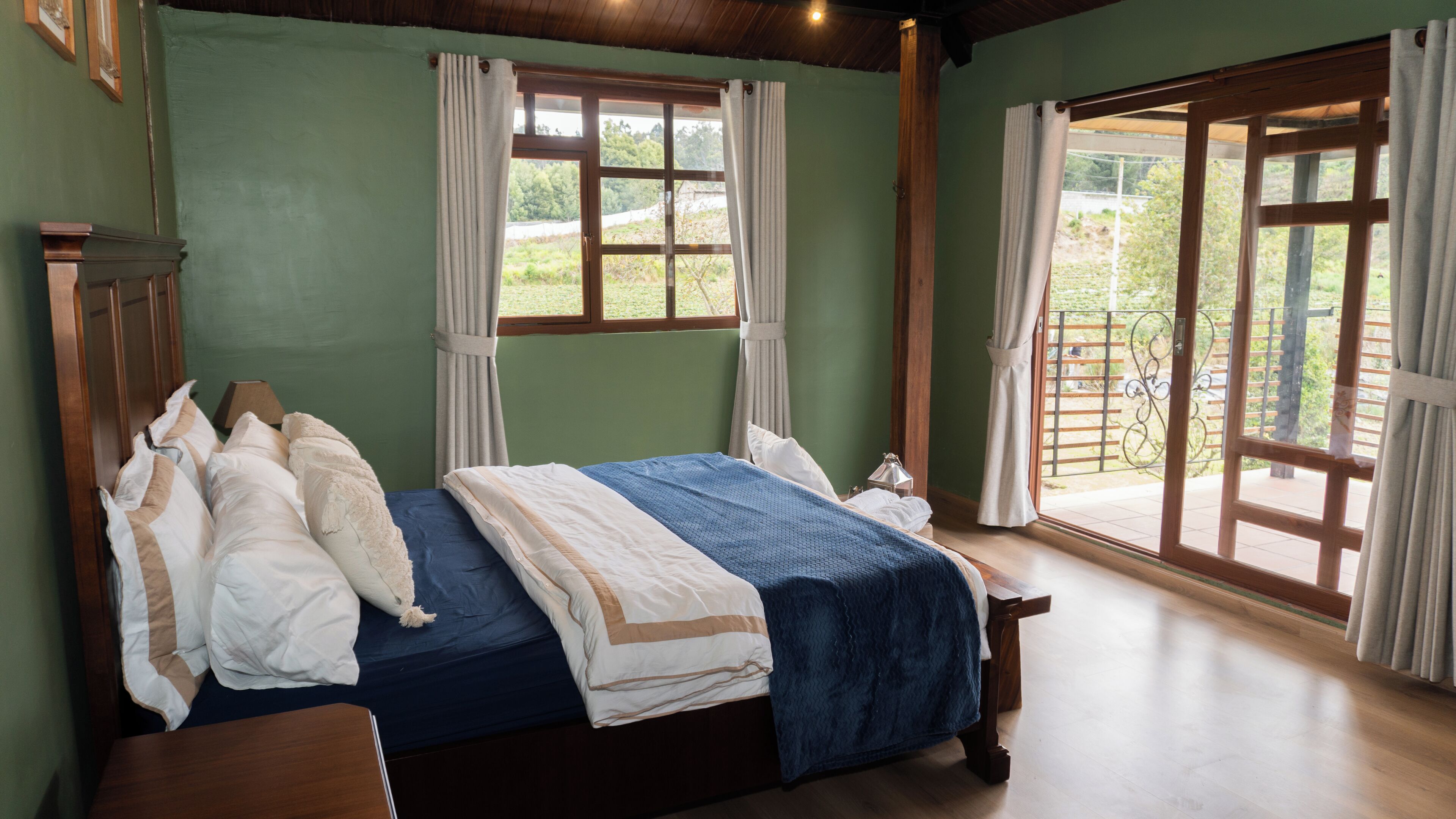 4 bedrooms, iron/ironing board, WiFi, bed sheets