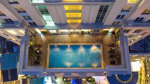 Ein Pool auf dem Dach mit Blick auf die umliegenden Gebäude.