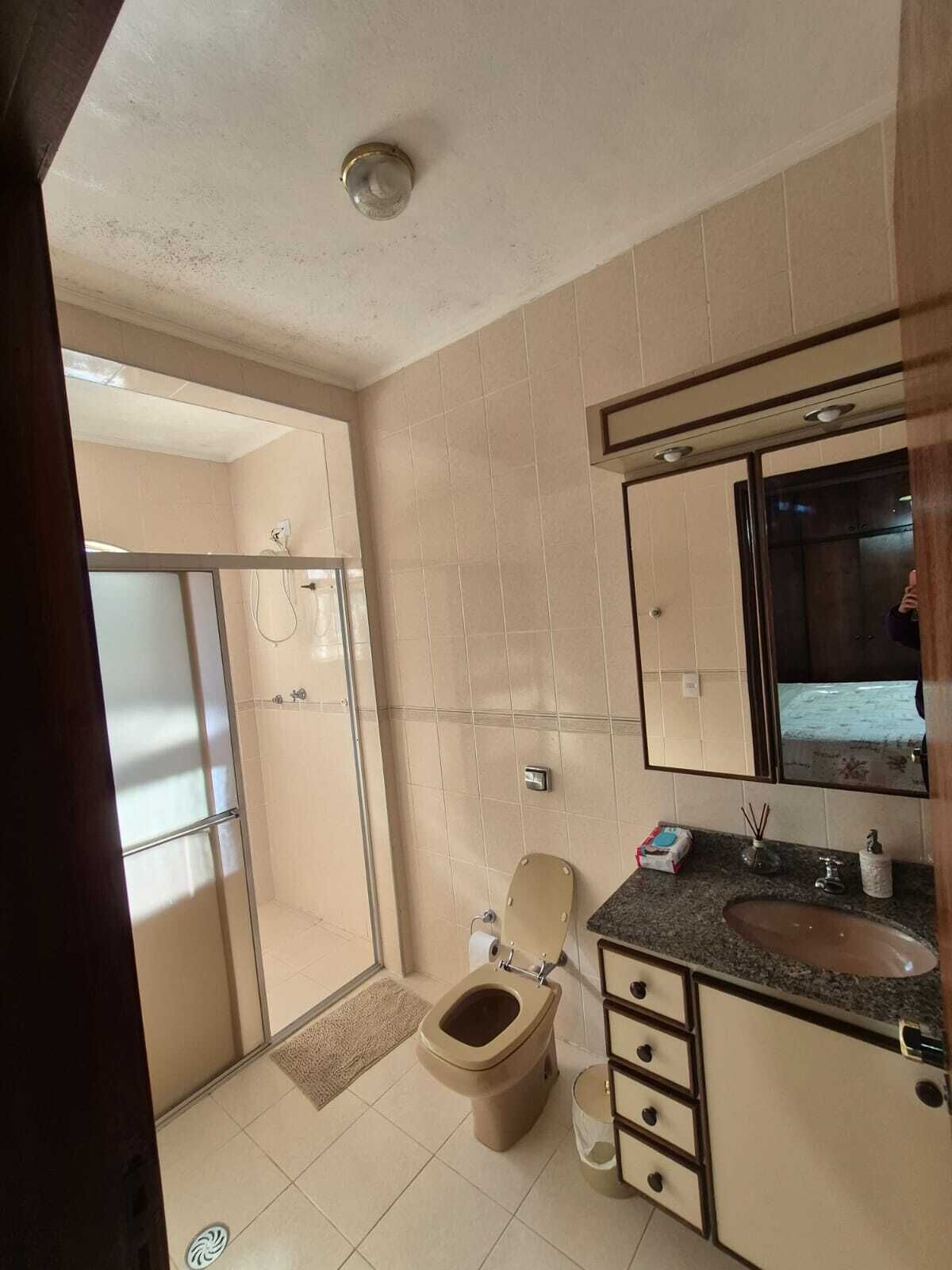 Chuveiro, secador de cabelo, sabonete, papel higiênico
