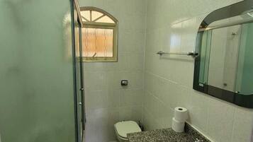 Douche, sèche-cheveux, savon, papier toilette