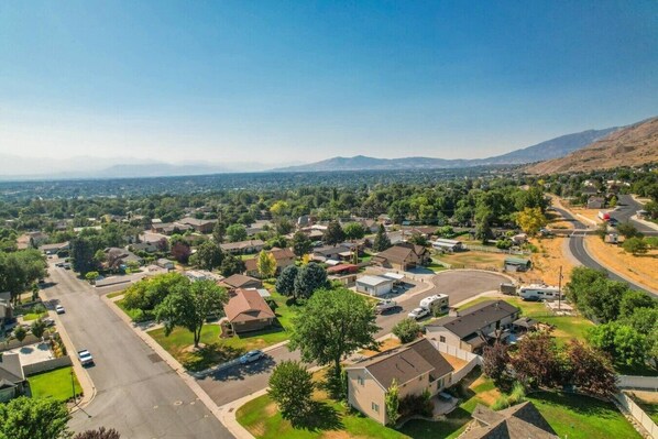 Zona residencial com casas, ruas e uma cordilheira ao longe.
