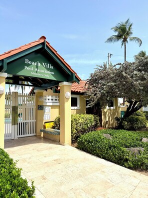 Ein Gebäude mit einem Schild, auf dem steht: 'Beach Villa Pool Association – Nur für Mitglieder.'