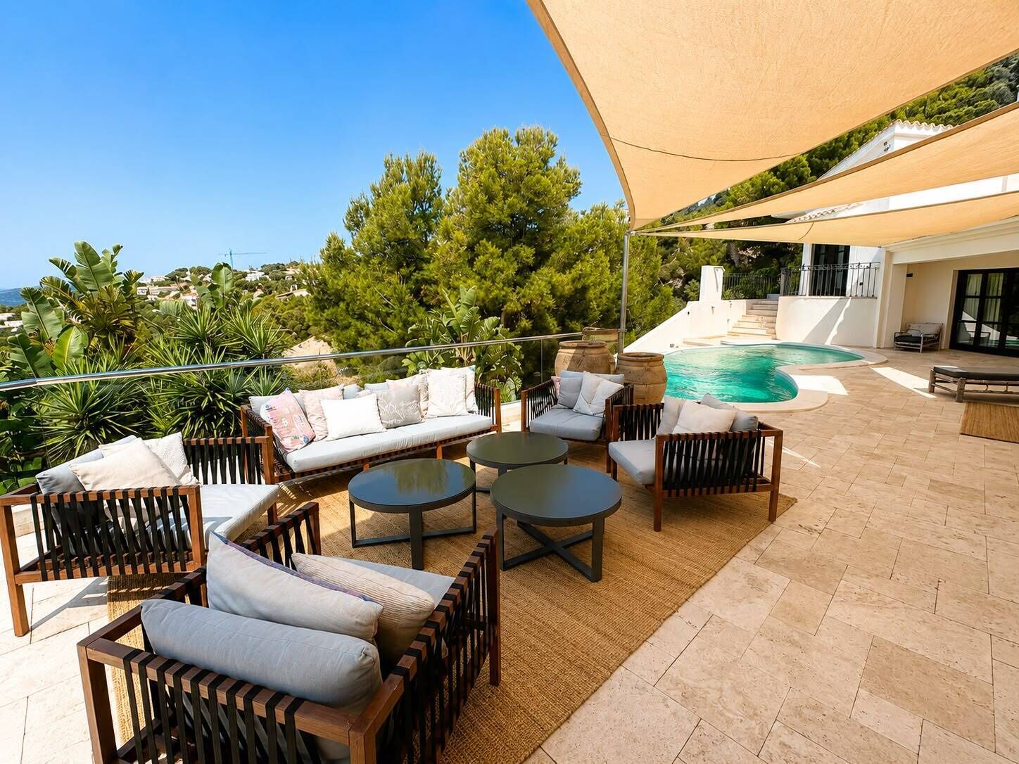 Una terrazza sul tetto con arredi da esterno, una piscina e vista sul paesaggio circostante.