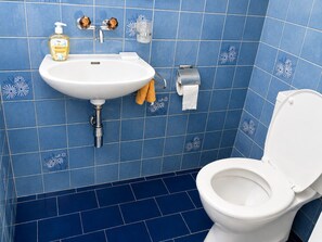 Bathroom - Peaceful 2-bedroom apartment in Genève perfect for your getaway (Genève)