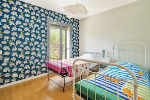A bedroom with a window, a bed, a bedside table, and a chair. - L'Ardèchoise - Piscine - Petfriendly (Vallon-Pont-d'Arc)