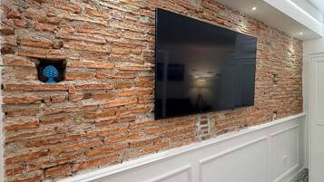 Executive Suite, Balcony, City View | Interior