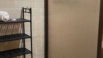 Classic Quadruple Room | Bathroom
