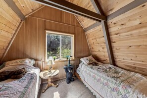 Room - Classic A-Frame Cabin Near Heavenly Resort | Cozy South Lake Tahoe Vacation Real (South Lake Tahoe)