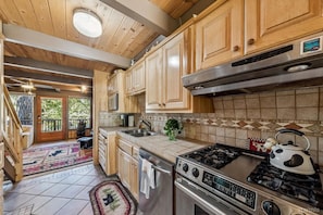 Private kitchen - Classic A-Frame Cabin Near Heavenly Resort | Cozy South Lake Tahoe Vacation Real (South Lake Tahoe)