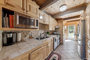 Private kitchen - Classic A-Frame Cabin Near Heavenly Resort | Cozy South Lake Tahoe Vacation Real (South Lake Tahoe)