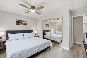 1 quarto, ferros/tábuas de passar roupa, berço de viagem
